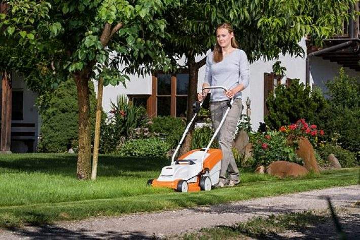 TONDEUSE À GAZON STIHL À BATTERIE RMA 235