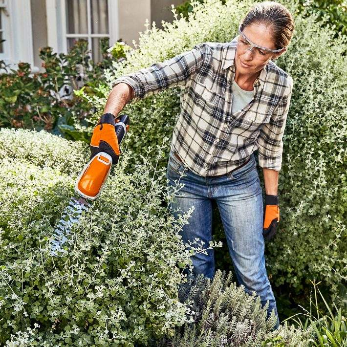 L'OUTIL 2-EN-1 : CISAILLE À ARBUSTE ET CISAILLE À GAZON À BATTERIE HSA 26 STIHL