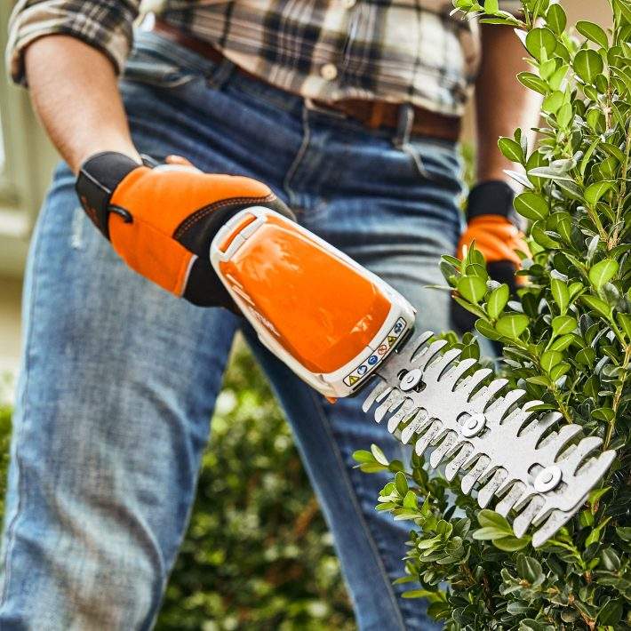 L'OUTIL 2-EN-1 : CISAILLE À ARBUSTE ET CISAILLE À GAZON À BATTERIE HSA 26 STIHL