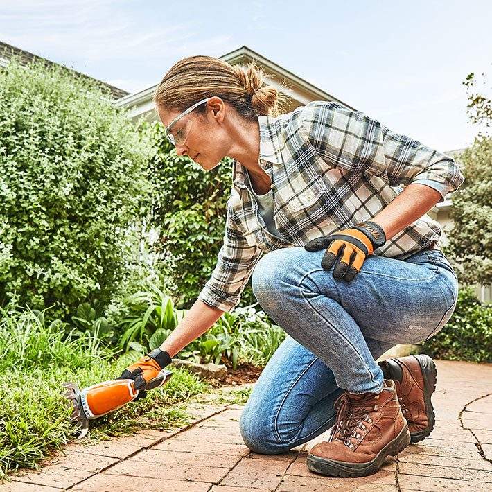 L'OUTIL 2-EN-1 : CISAILLE À ARBUSTE ET CISAILLE À GAZON À BATTERIE HSA 26 STIHL