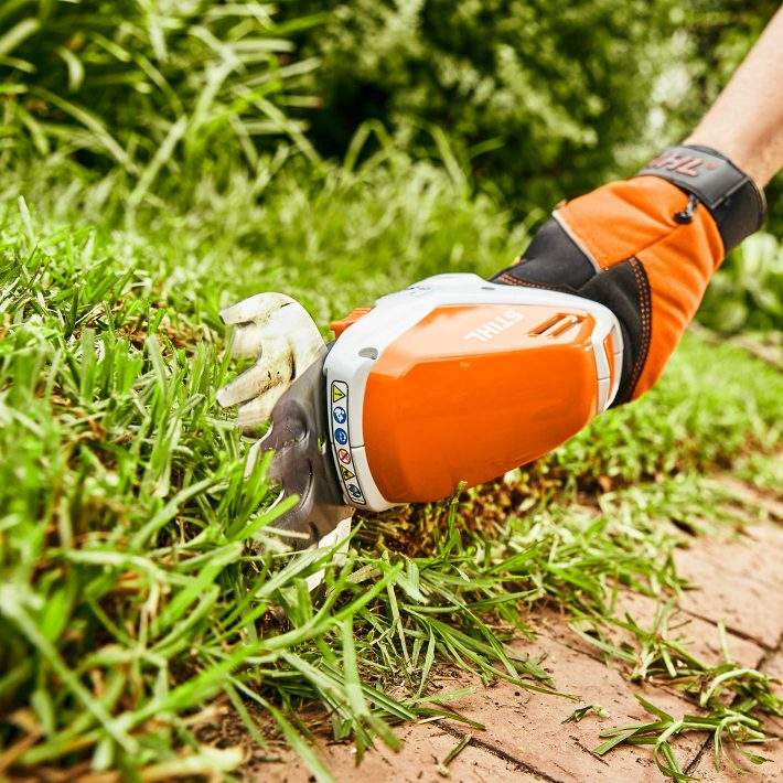 L'OUTIL 2-EN-1 : CISAILLE À ARBUSTE ET CISAILLE À GAZON À BATTERIE HSA 26 STIHL